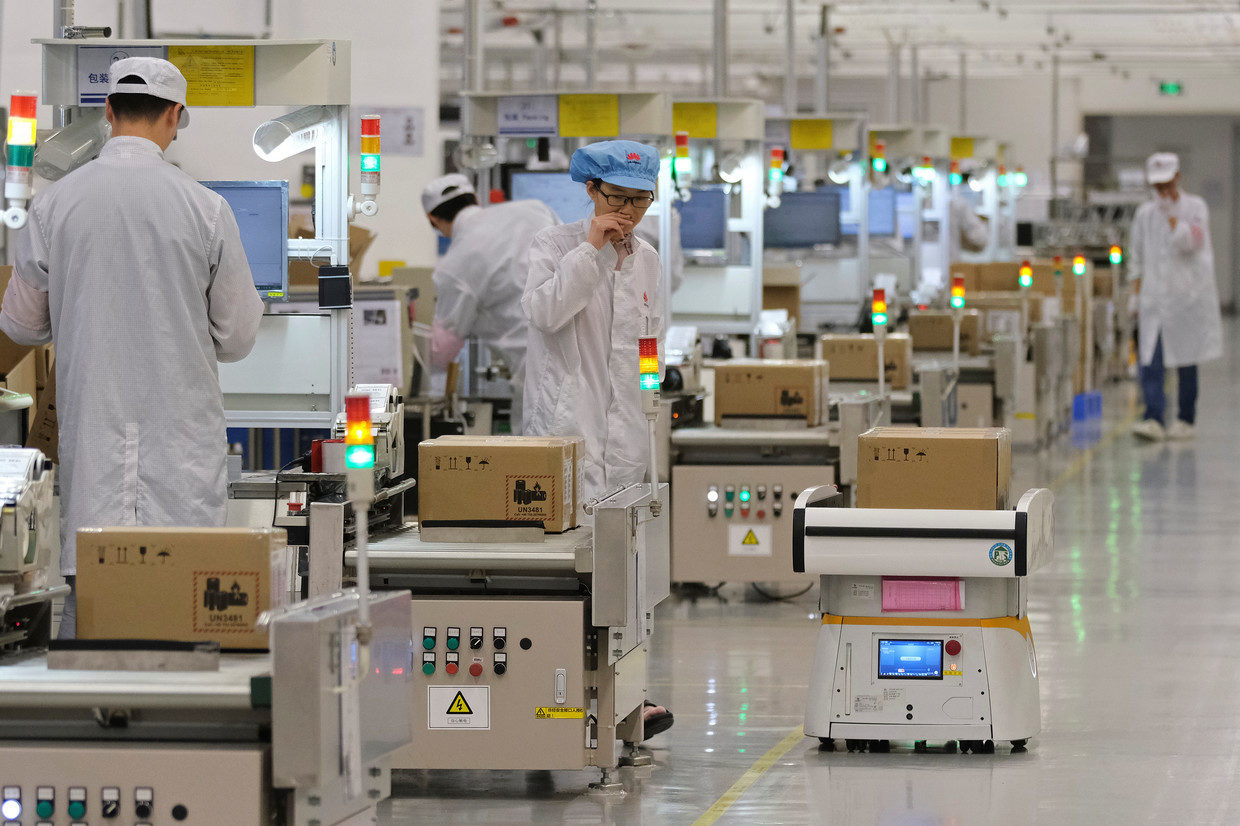 Click to enlarge A Huawei production line.