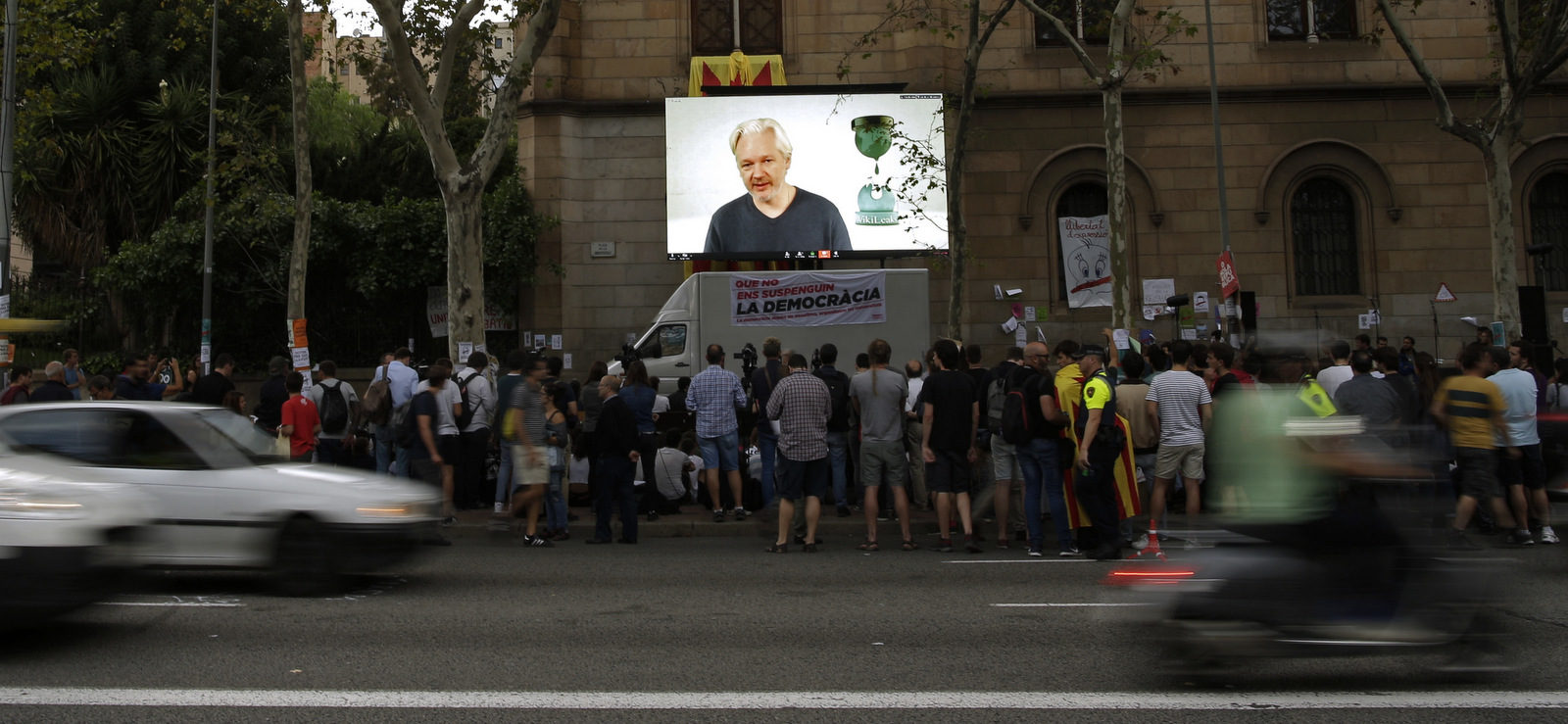 Click to enlarge Julian Assange public university in Barcelona