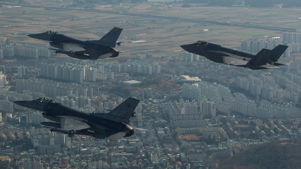 Click to enlarge FILE PHOTO: A US Air Force F-35A Lightning II participates in a training mission near Kunsan Air Base in South Korea on December 1, 2017.