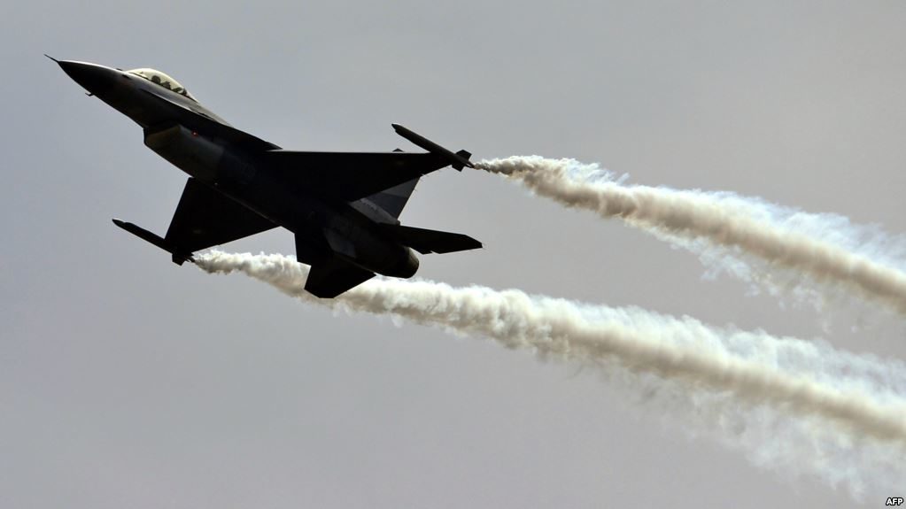 Click to enlarge Pakistan F-16 combat jet