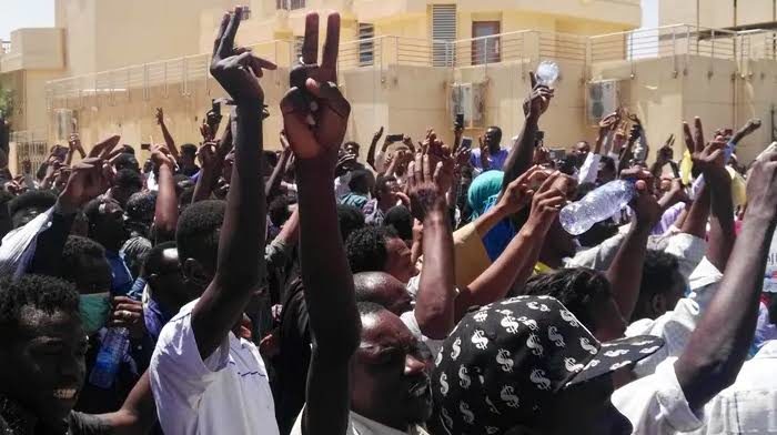 Click to enlarge Khartoum protesters