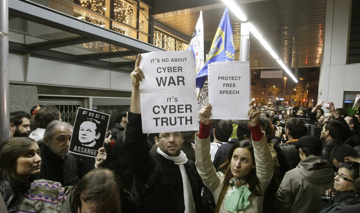 assange supporters