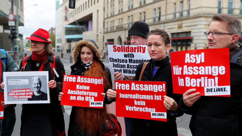 Click to enlarge assange supporters protest embassy
