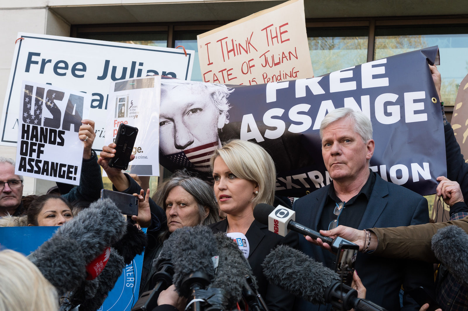 Click to enlarge wikileaks assange