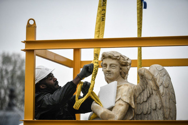 Click to enlarge Bronze Statues removed Notre Dame