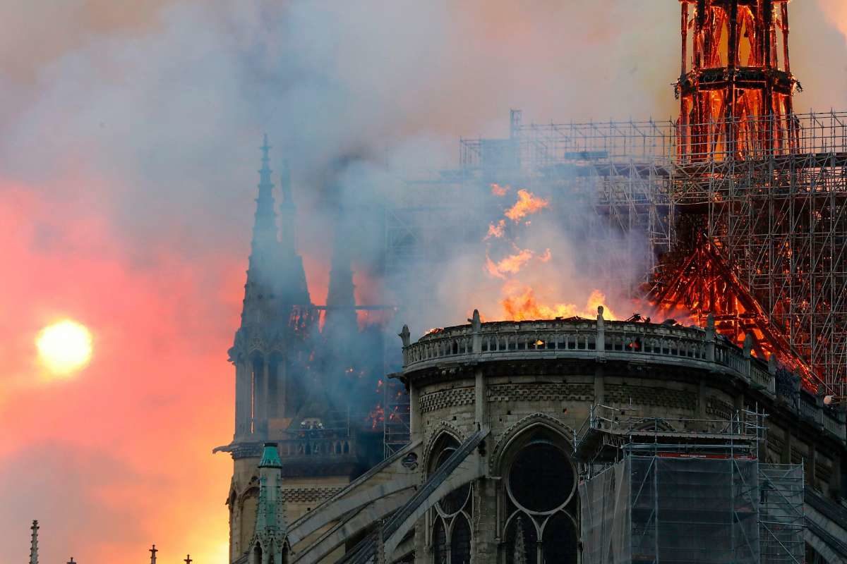 Click to enlarge flames destroy roof Notre-Dame Cathedral