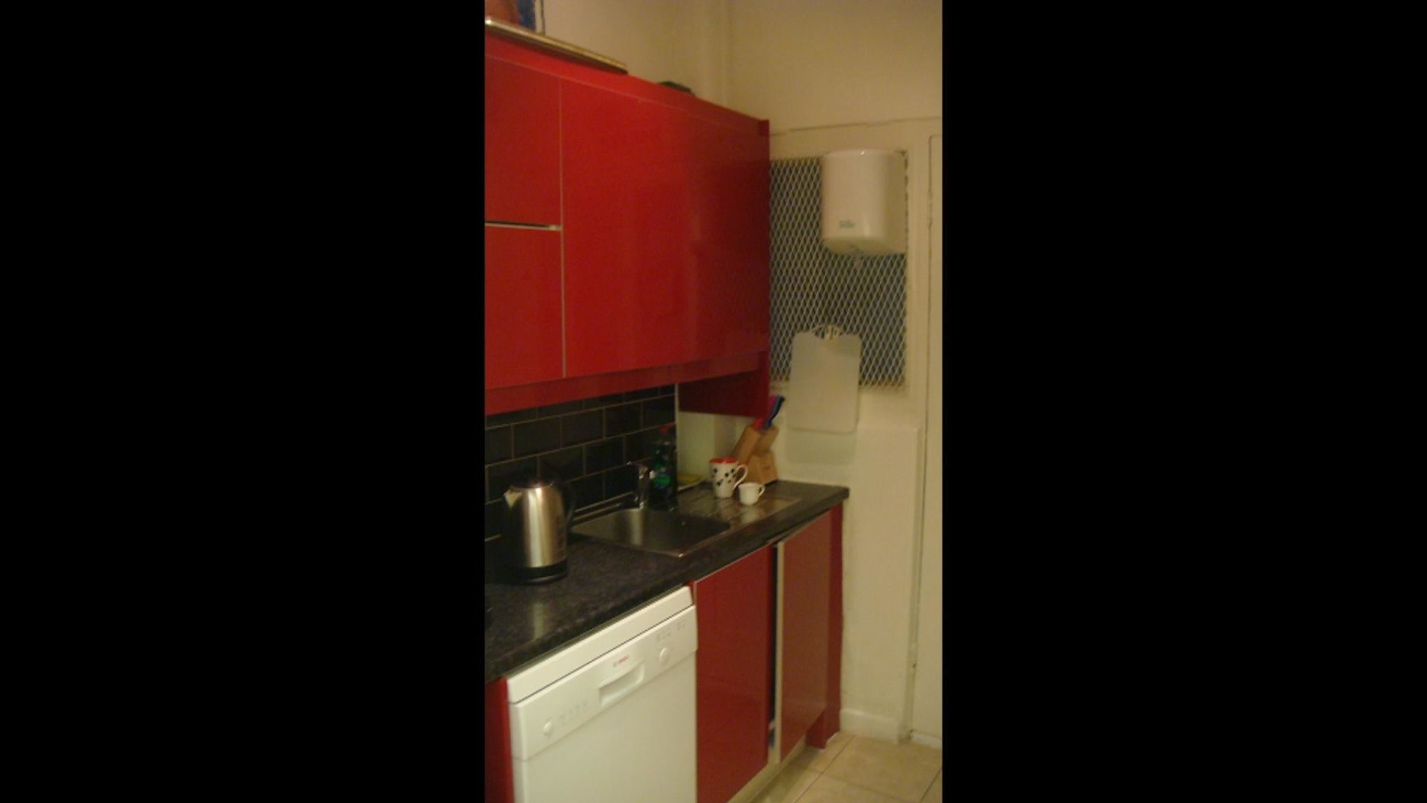 Click to enlarge assange embassy kitchen