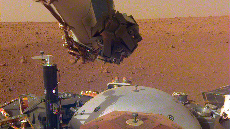 InSight probe sitting on Mars surface