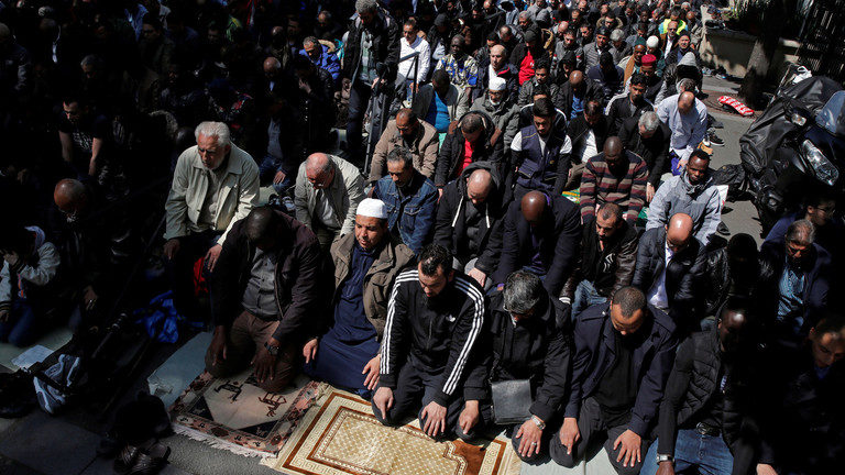 muslims praying