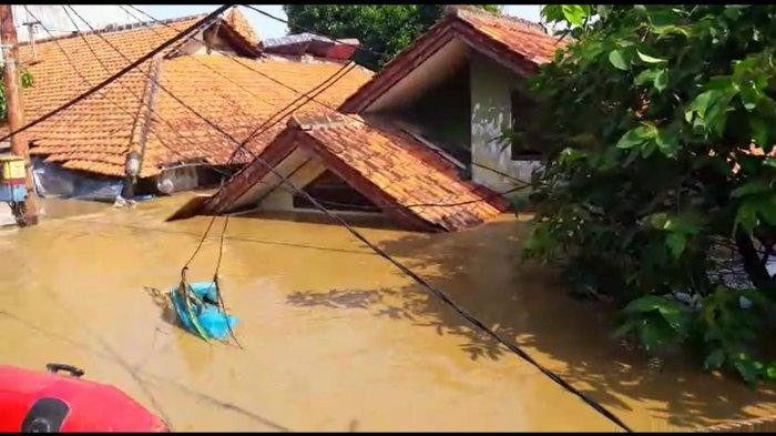 Floods hit residential areas in Pejaten Timur