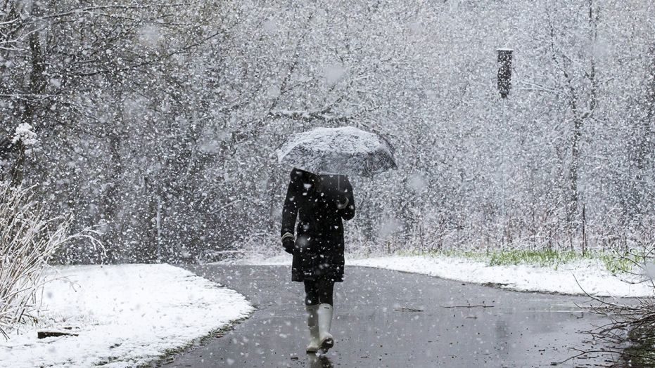 Late April storm dumps record snow across Chicago