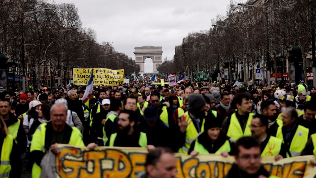 Click to enlarge gilets jaunes pairs protest