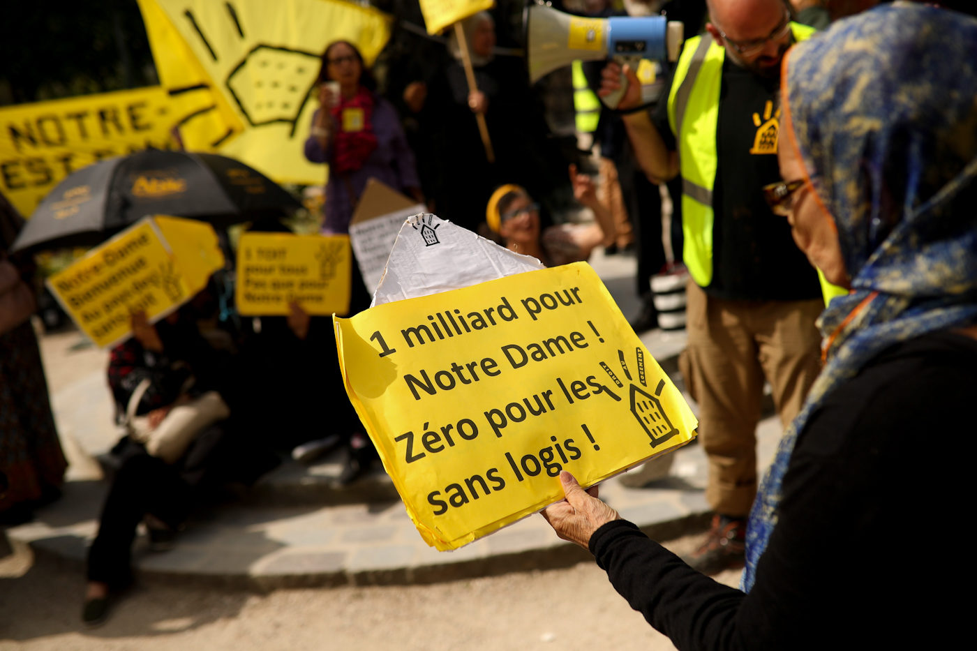 Click to enlarge yellow vests notre dame