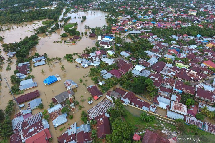 Flood inundated residence near the Bengkulu City Hall on Saturday (April 27) following two days of rains causing rivers to overflow their banks.