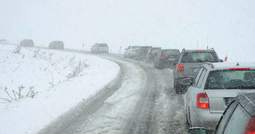 Weekend snowstorm closes highways in Alberta