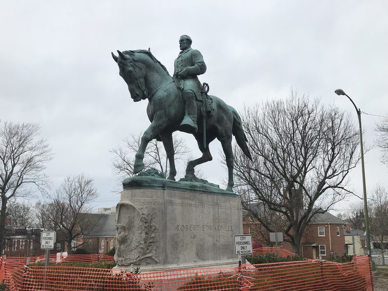 statue