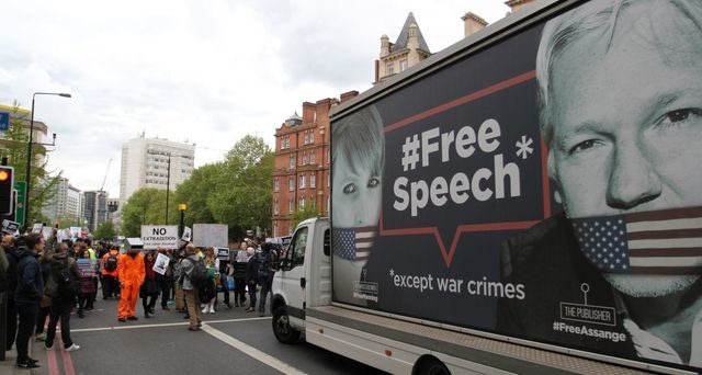 Click to enlarge Assange protestors