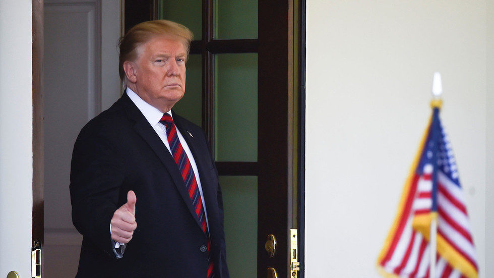 trump thumbs up