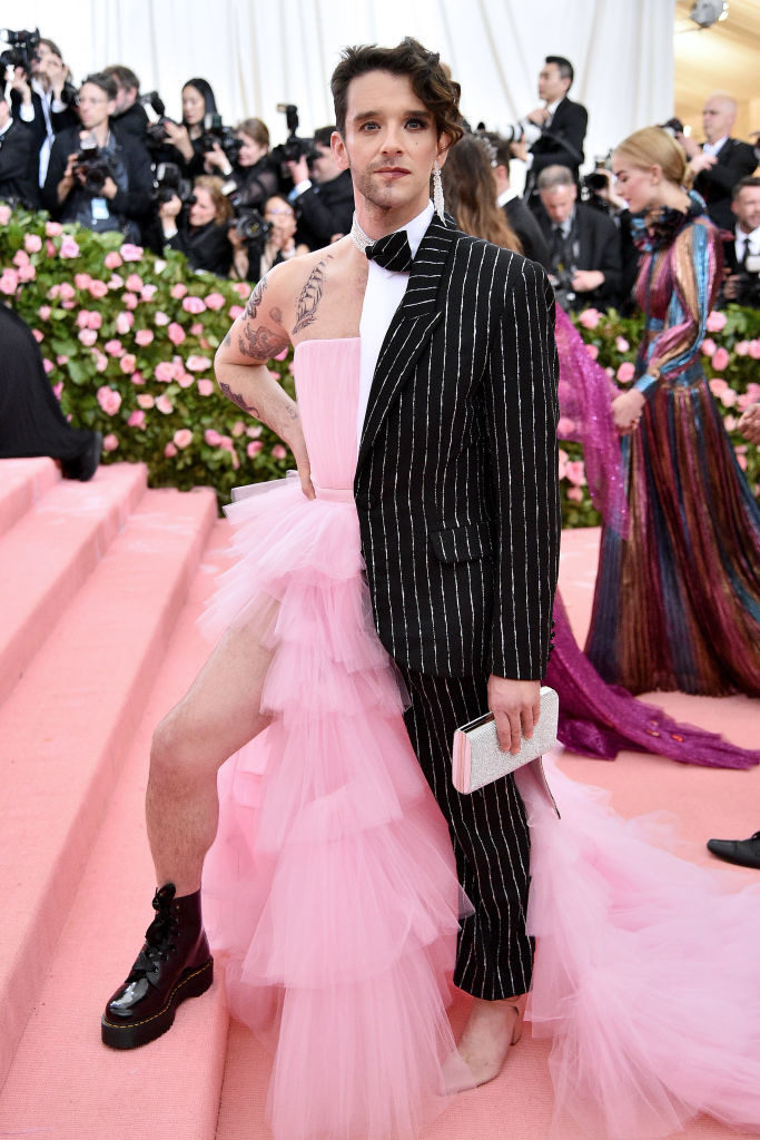 Click to enlarge gender bender idiot met gala