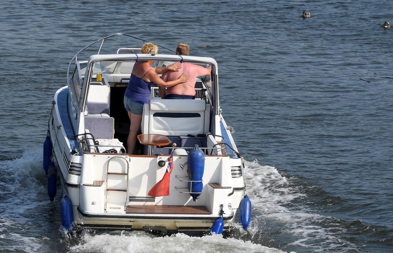 Click to enlarge sunscreen boat couple