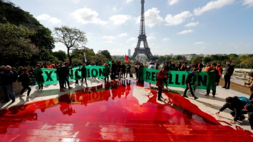 Click to enlarge Climate activists Paris