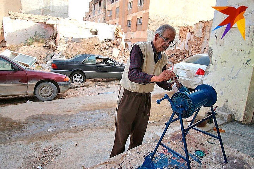 libyan repairs a machine