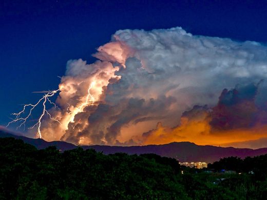Click to enlarge Cumulonimbus: rain-bearing