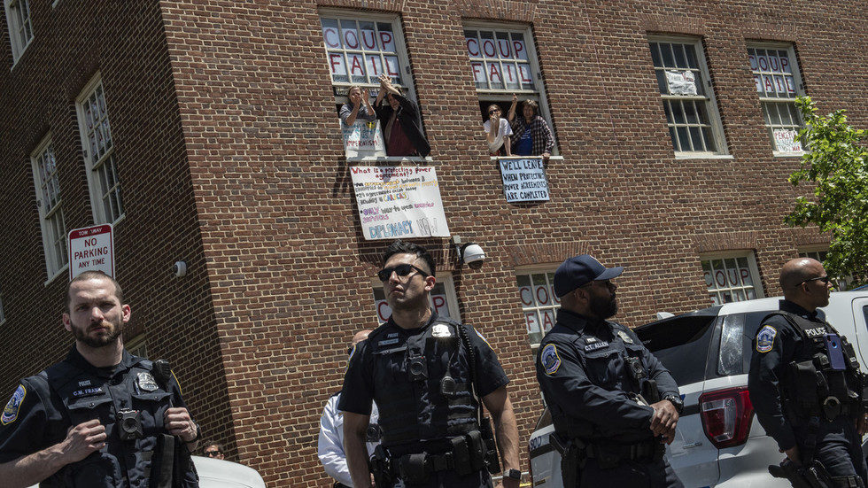 Click to enlarge police arrest activists venezuelan embassy