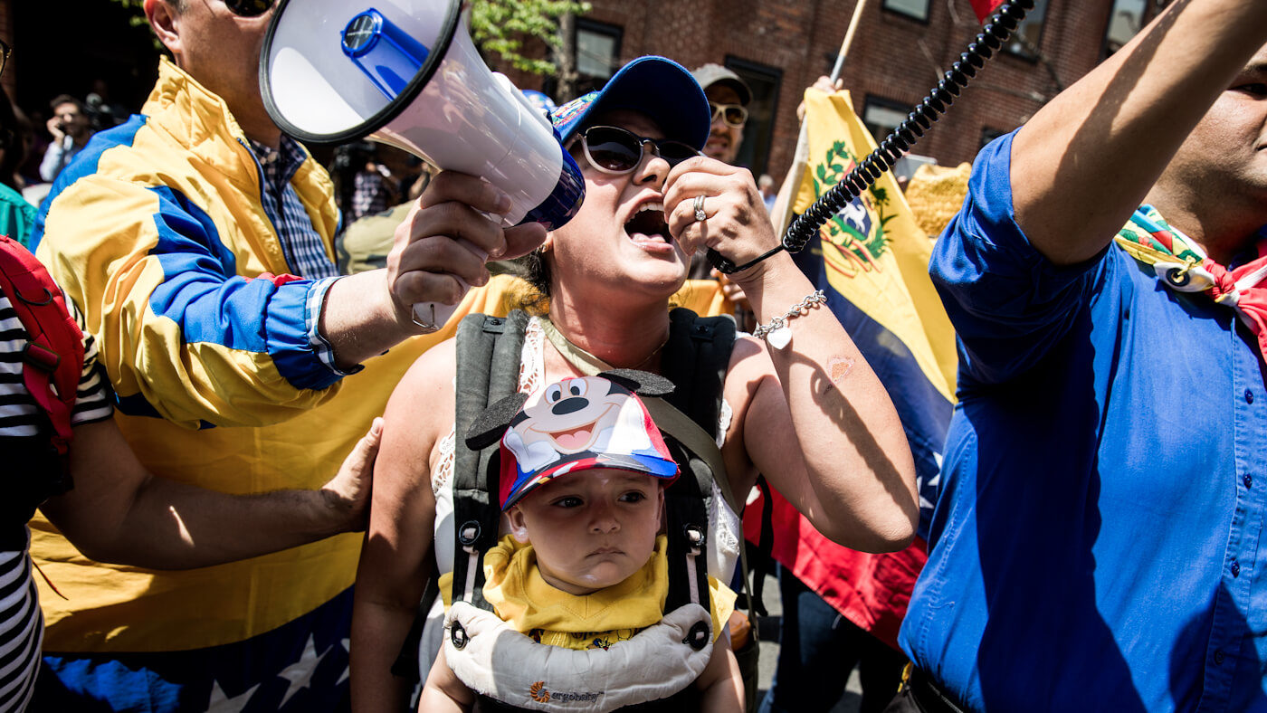 Click to enlarge pro guaido protester