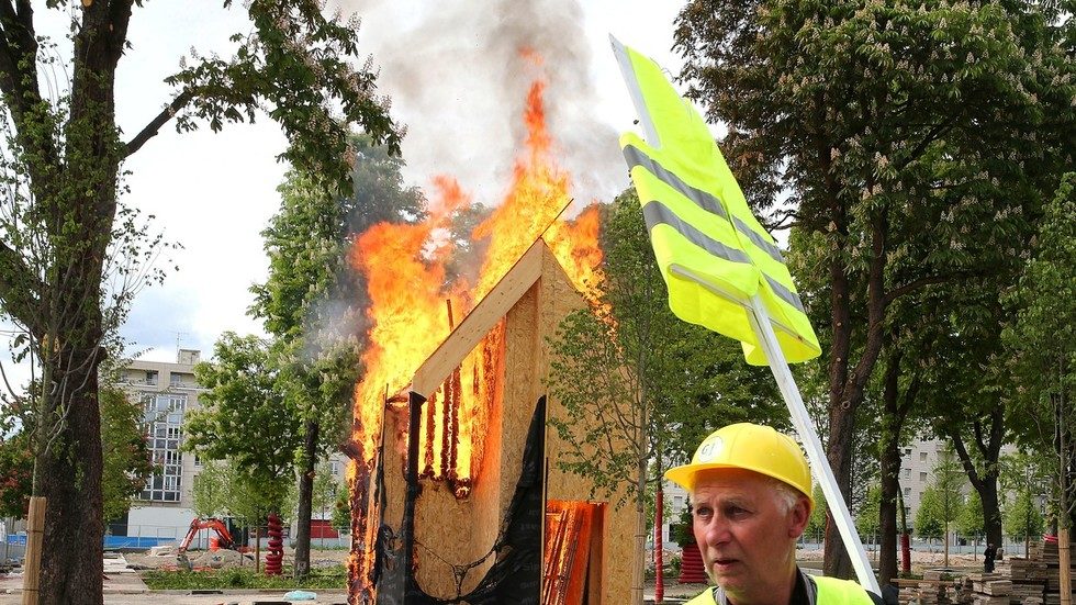 Click to enlarge yellow vest protestor