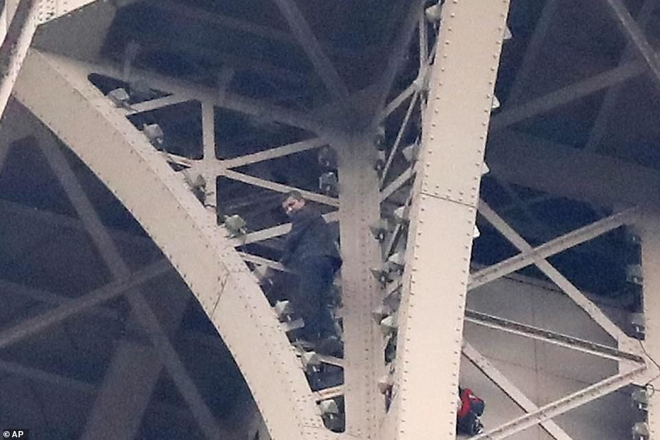 Suicidal man climbs eiffel tower