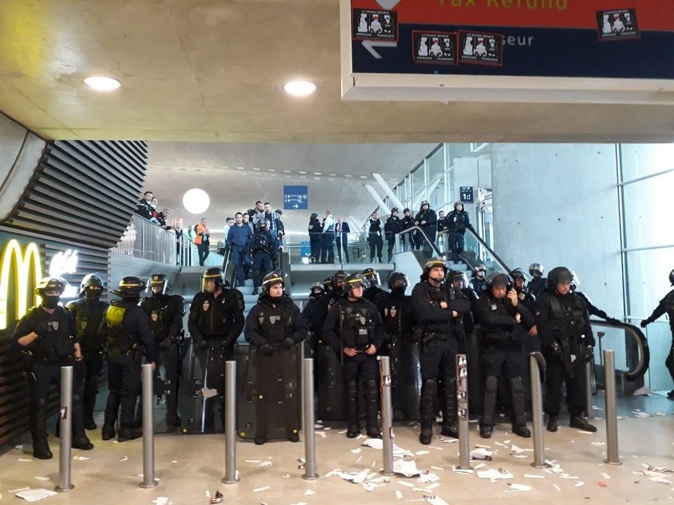 Click to enlarge police paris airport protest