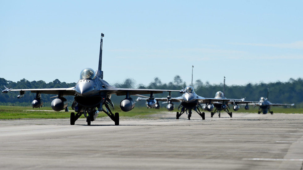 f-16 jet
