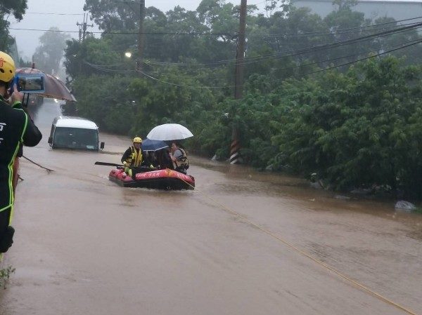 Taxi caught in flood waters in Beitou underpass.