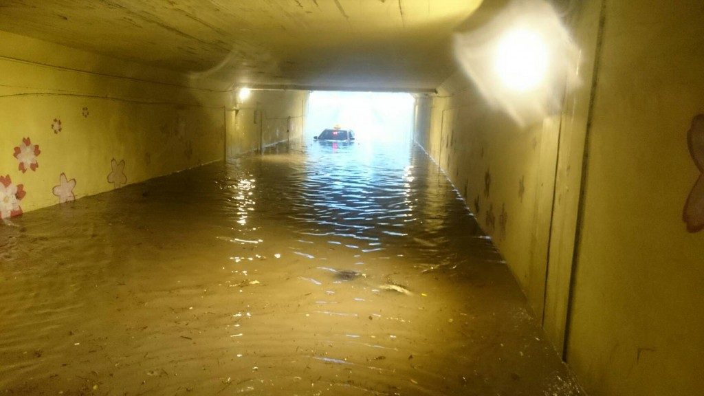 Taxi caught in flood waters in Beitou underpass.