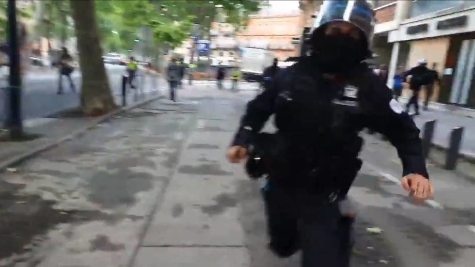 police assault rt journalist yellow vests