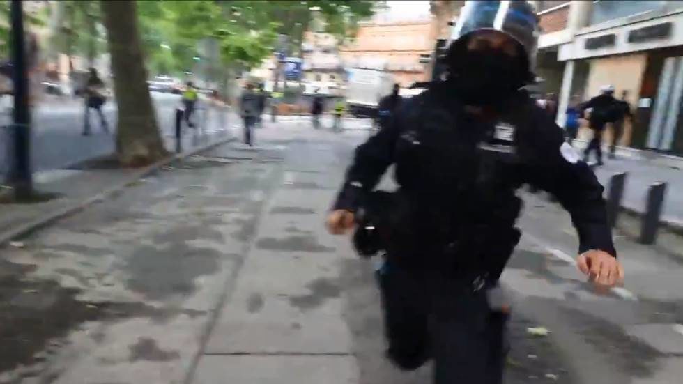 Click to enlarge police assault rt journalist yellow vests