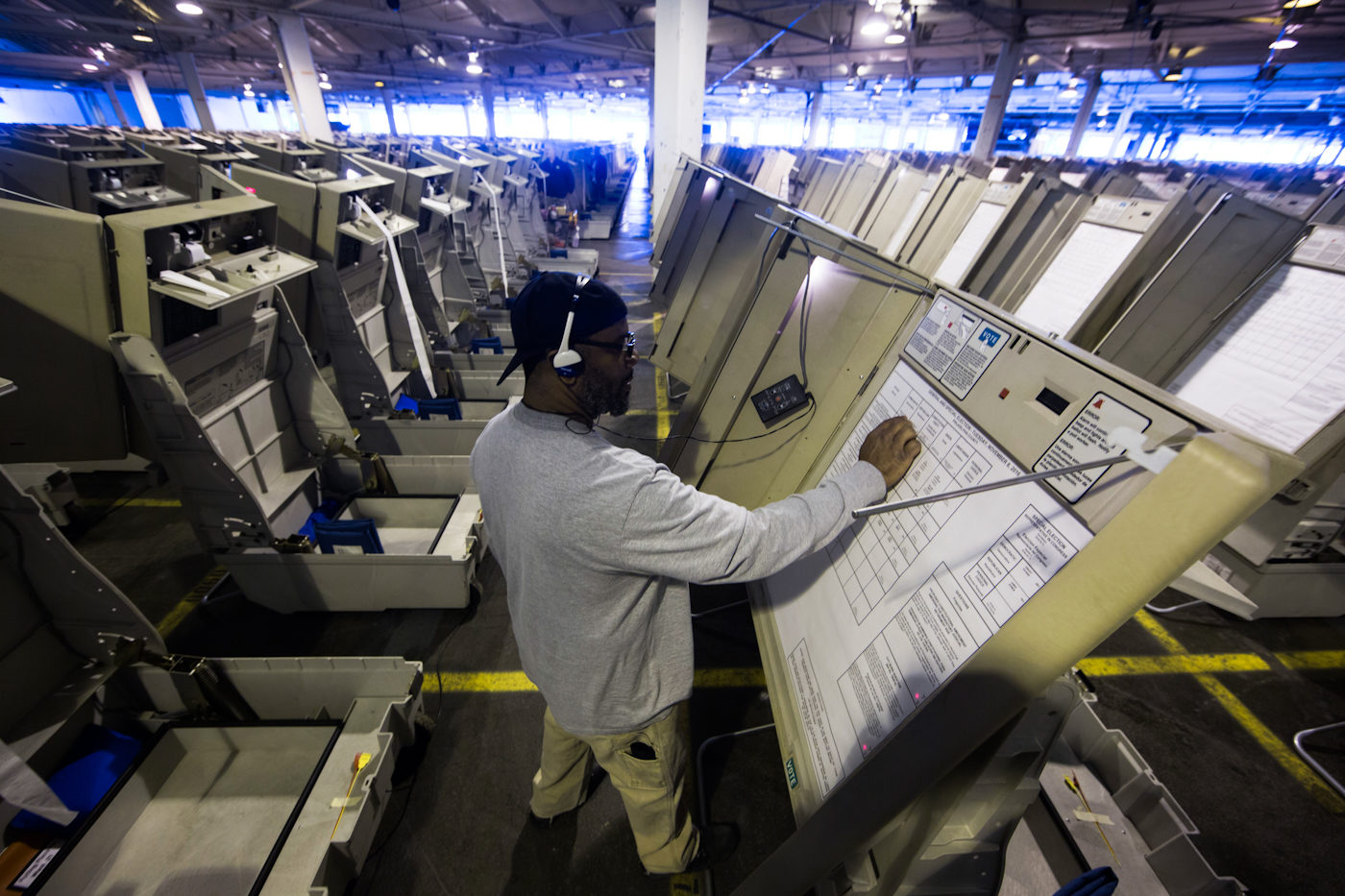 Click to enlarge paperless digital voting machines