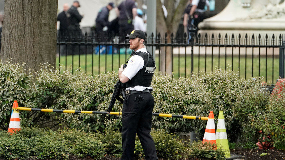 man fire white house