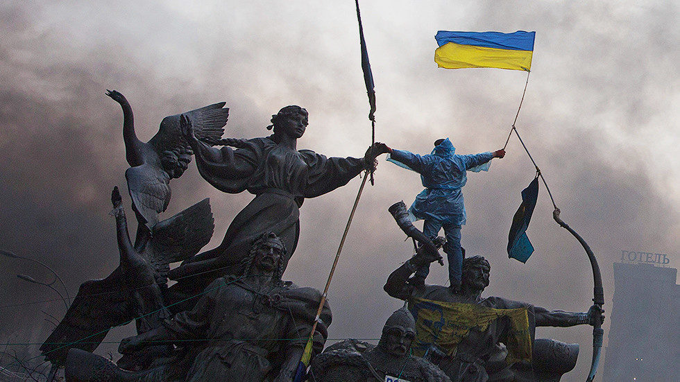 Click to enlarge Ukraine protester flag statue maiden riots