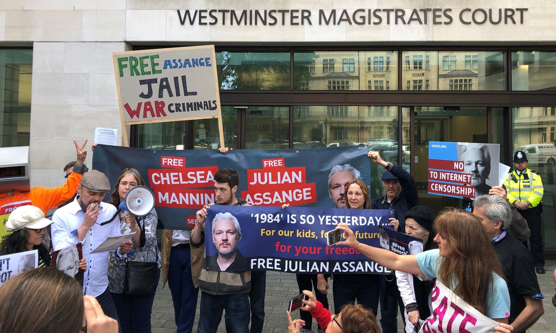 Click to enlarge Assange protestors courthouse london