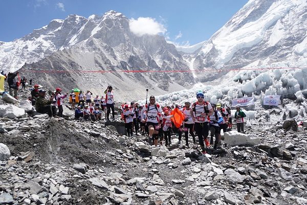 Click to enlarge marathon on Everest
