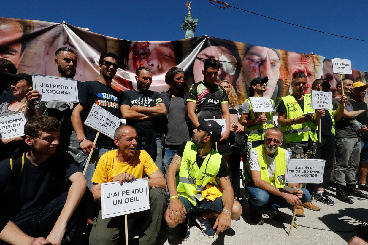 yellow vest demonstration for injured