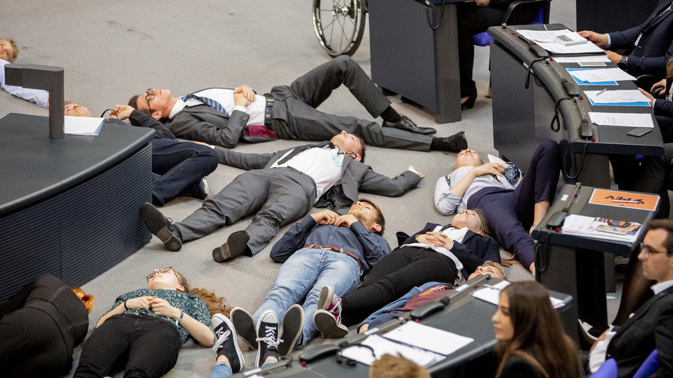 Click to enlarge Bundestag climate protest