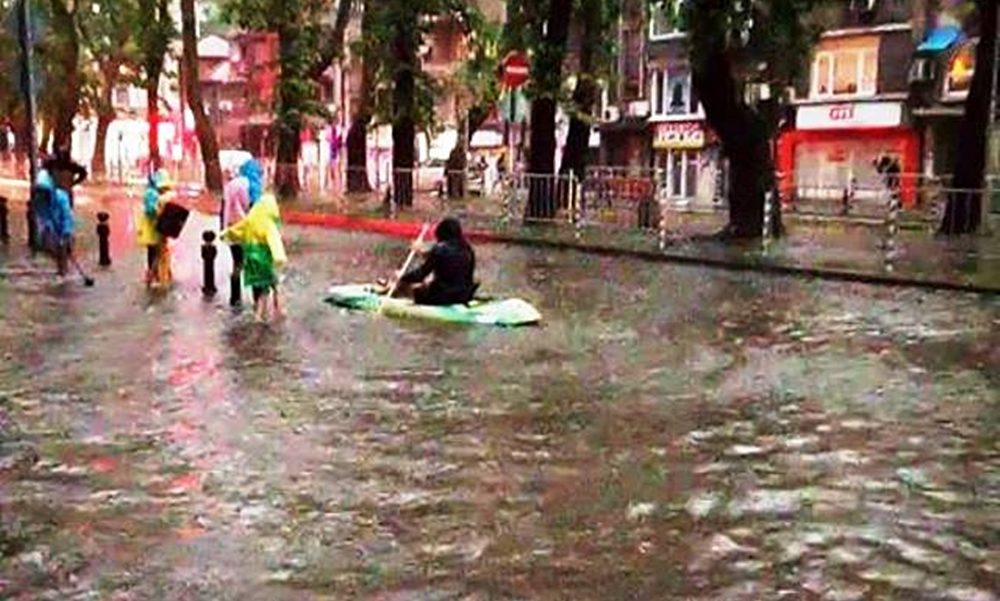 Click to enlarge Canoeing on Plovdiv’s Ruski Boulevard at the weekend.