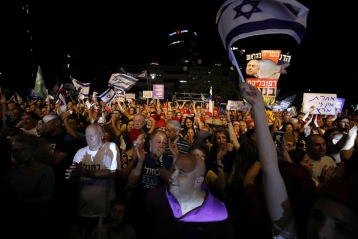 Click to enlarge protest israel netanyahu corruption