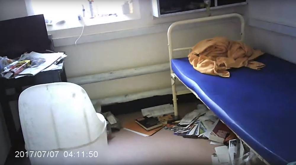 Click to enlarge assange prison cell