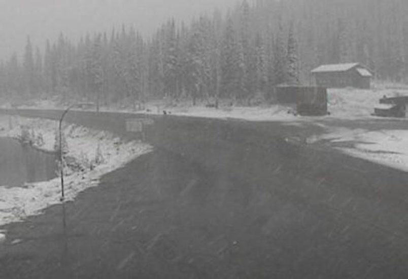 Snow continues to fall on the Kootenay Pass