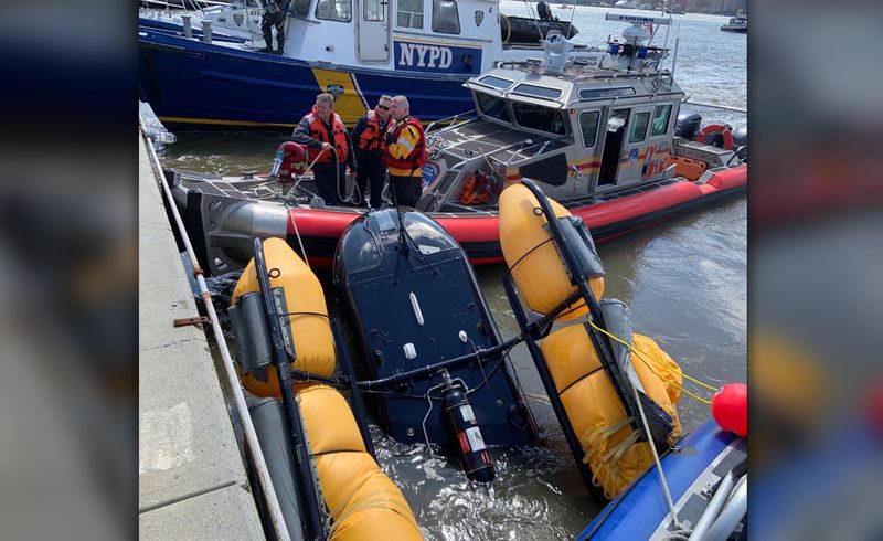 Click to enlarge Helicopter crashes into Hudson River