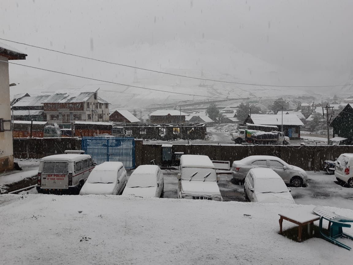 Snowfall hits J&K